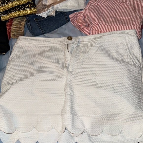 Lilly Pulitzer scalloped, white detailed gold shorts with pockets - Picture 1 of 2